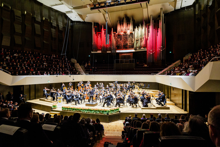Blick auf die Bühne des Gewandhausorchesters zur Eröffnung der Leipziger Buchmesse 2024