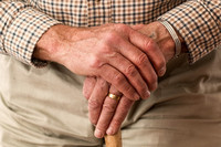 Hände eines älteren Herren auf einem Stock gestützt
