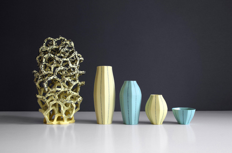 5 verschieden geformte künstlerische Vasen. Eine davon offen geformt, wie eine Koralle.