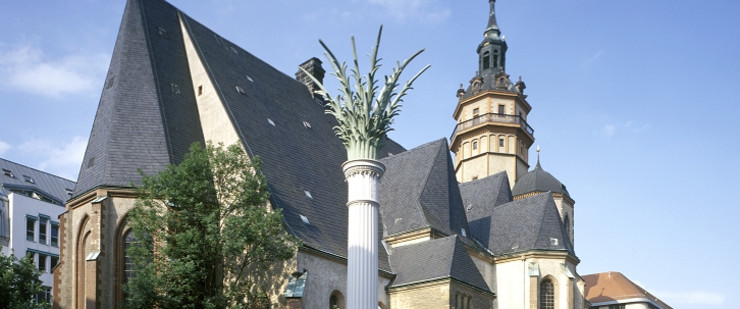 Blick auf die Nikolaikirche und die Palmensäule