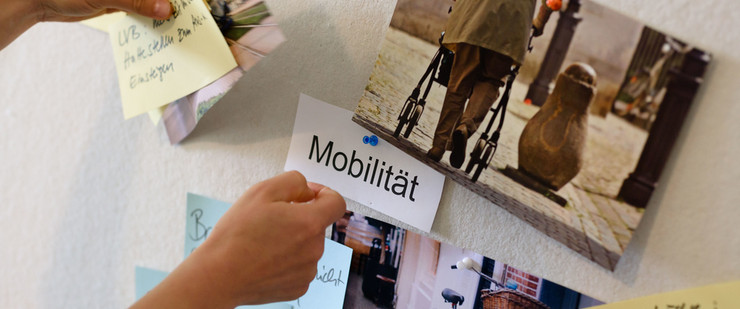 Fotos und Textzettel zum Thema Seniorenmobilität an einer Pinntafel
