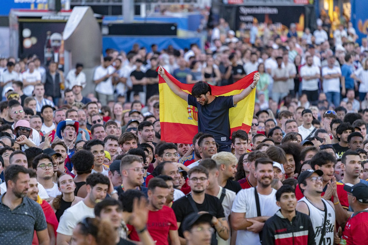Das Publikum beim Public Viewing. Ein Mann mit Spanienflagge ragt aus der Menge heraus.