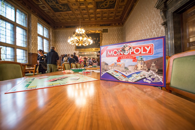 Nahaufnahme Tisch mit Monopoly-Spiel im Ratsplenarsaal des Neuen Rathauses.
