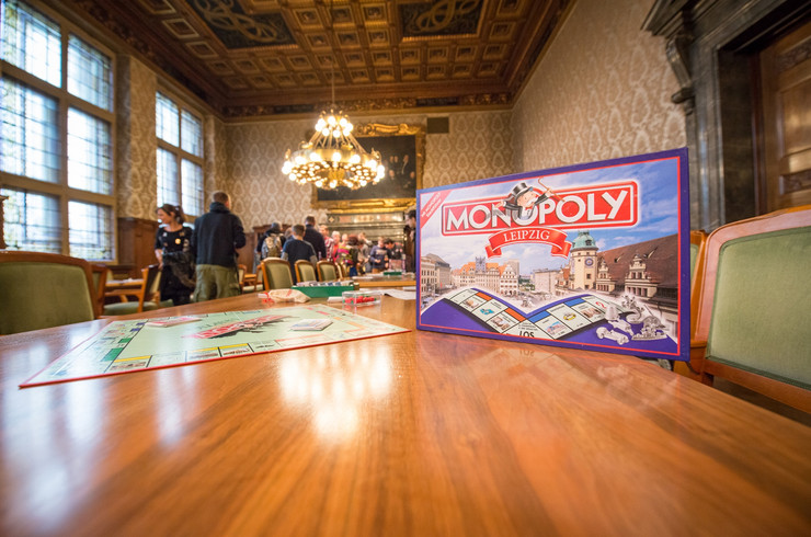 Nahaufnahme Tisch mit Monopoly-Spiel im Ratsplenarsaal des Neuen Rathauses.
