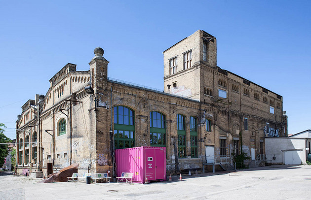 Blick auf ein ehemaliges Industriegebäude in dem sich jetzt das Kunstkraftwerk befindet