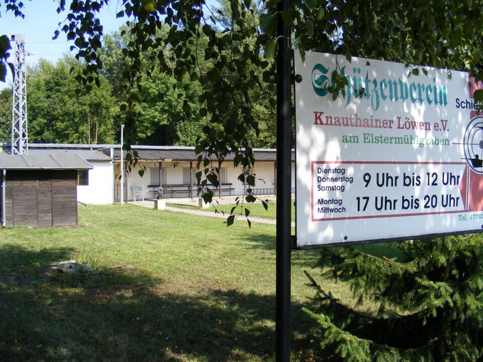 Flaches Gebäude auf der Schießsportanlage Knauthain mit einem Schild auf dem Schützenverein steht