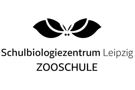 Logo mit Schriftzug "Schulbiologiezentrum Leipzig Zooschule" und zwei geschwungenen schwarzen Blättern mit zwei Punkten und Strichen, die ein bisschen aussehen wie eine stilisierte Fledermaus