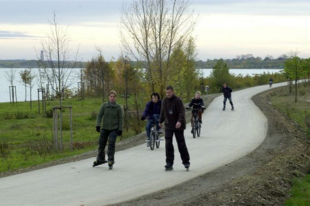 Inline-Skater und Fahrradfahre auf dem Rundweg um den Cospudener See