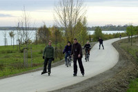 Inline-Skater und Fahrradfahre auf dem Rundweg um den Cospudener See