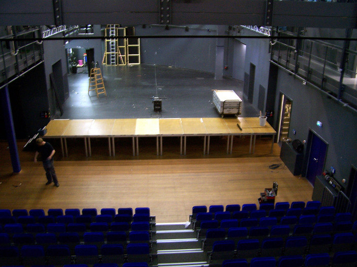 Großer Saal im Theater der Jungen Welt mit Bühne und ohne Publikum