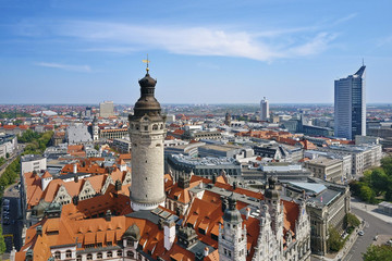 Luftbild der Leipziger Innenstadt mit dem Neuen Rathaus im Vordergrund
