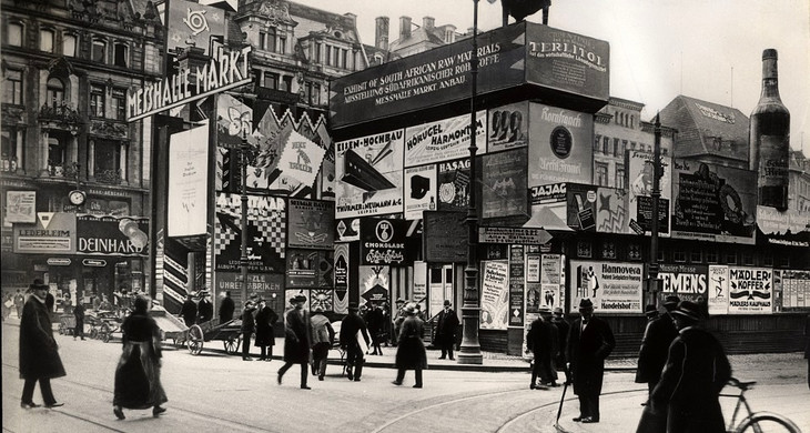 Reklameschilder auf dem Leipziger Markt im Jahr 1921