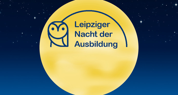 gelber Mond vor Nachthimmel, im Mond ein Logo mit Eulengrafik und Halbkreis