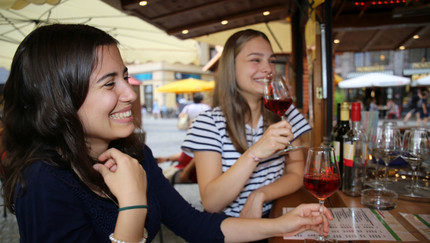 Zwei Junge Frauen trinken Wein an einem Stand auf dem Leipziger Weinfest