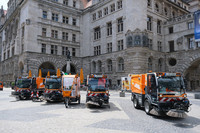 Kleinkehrmaschinen der Stadtreinigung vor dem Neuen Rathaus
