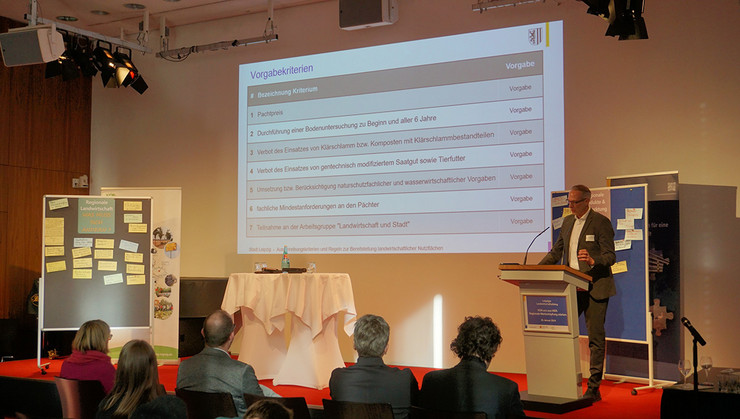 Sylvio Etling präsentiert das Landwirtschaftskonzept an einer Präsentationswand