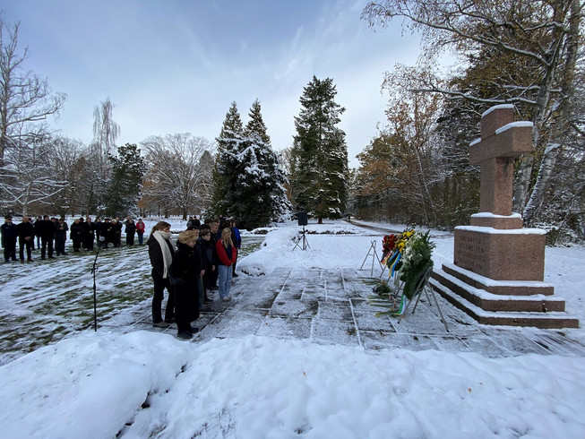 Mehrere Menschen bei Kranzniederlegung zum Gedenken an Opfer der Bombennacht auf dem Südfriedhof