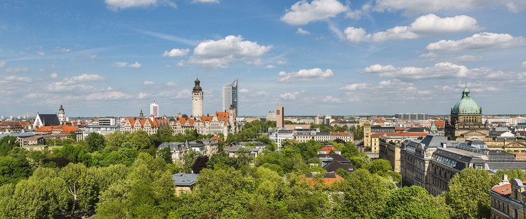 Blick aus der Luft auf das Leipziger Zentrum von Westen her; in einiger Entfernung sieht man das Neue Rathaus mit dem City-Hochhaus dahinter, und am rechten Rand das Bundesverwaltungsgericht