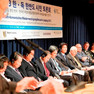 Blick ins Plenum, deutsche und koreanische Teilnehmer auf der Bühne beim Deutsch-Koreanischen Wiedervereinigungsforum 2013 in Leipzig