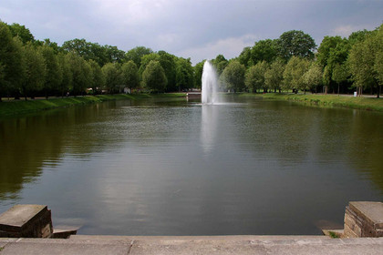 Blick auf einen Teich im Clara-Zetkin-Park
