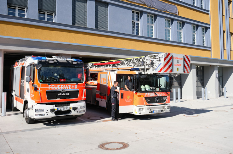 Zwei Feuerwehr-Autos in der Garage von der neuen Hauptfeuerwache.