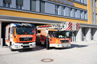 Zwei Feuerwehr-Autos in der Garage von der neuen Hauptfeuerwache.