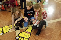 Drei Mädchen vor der "ökologischen Fußspur" beim FamilienSpieleFest.