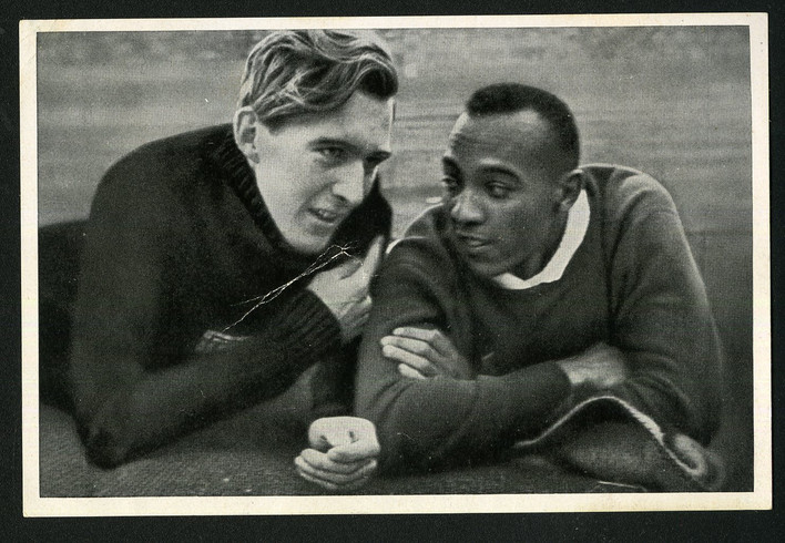 Schwarz-weiß-Foto von zwei sportlichen Männern, der eine hell- und der andere dunkelhäutig