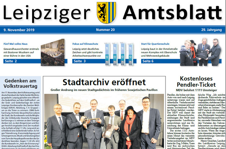 Ausschnitt der Titelseite des Amtsblatts mit großem Foto der Eröffnung des Stadtarchivs