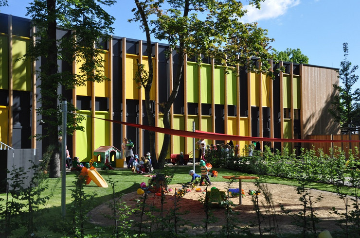 Neubau einer Leipziger Kindertagesstätte mit spielenden Kindern im Vordergrund