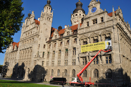 Gelbes Banner mit der Aufschrift "Ein neuer Anfang, wo alles anfing"