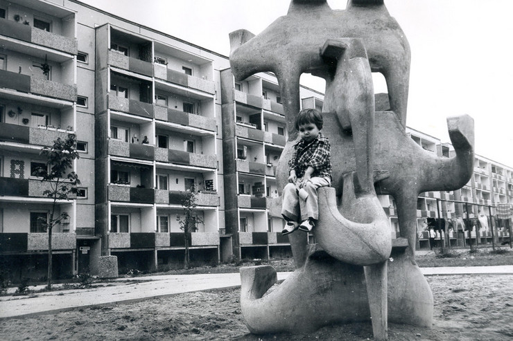Schwarz-Weiß-Foto von 1984, Kind klettert auf einer Skulptur im Freien