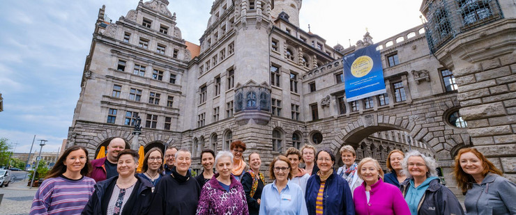 Gruppenbild der Mitglieder des Beirates für Gleichstellung vor dem Neuen Rathaus