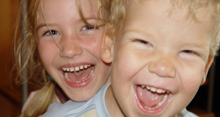 Zwei lachende Kinder.