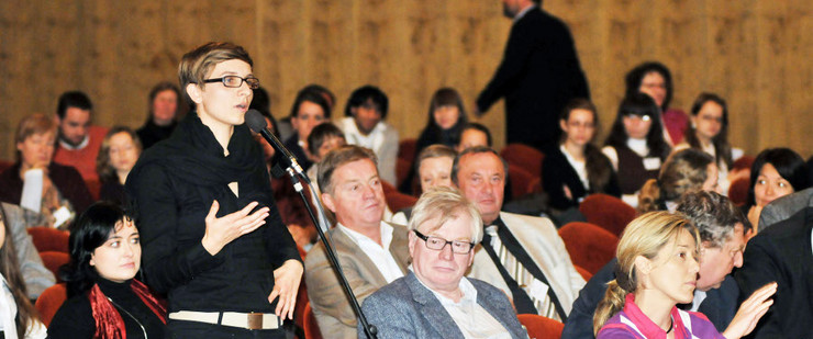 Dis­ku­tantin bei der 1. Internationalen Demokratiekonferenz in Leipzig 2009
