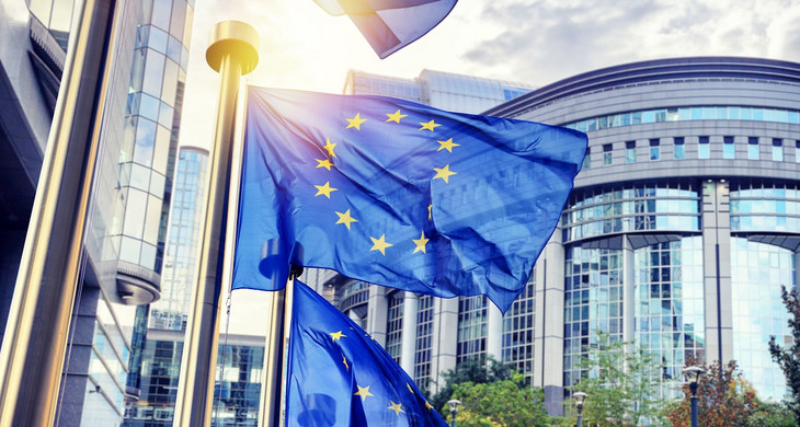 EU-Flaggen vor einem Gebäude des Europäischen Parlamentes