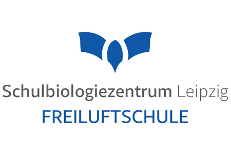Schriftzug "Schulbiologiezentrum Leipzig Freiluftschule" und ein dreiteiliges blaues Logo, das ein bisschen aussieht wie ein Vogel von oben, der die Flügel ausbreitet
