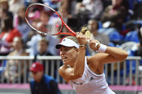 Tennisspielerin mit einem Schläger in der Hand während eines Spiels