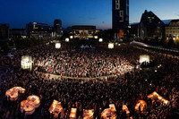 Mit Menschen gefüllter Augustusplatz zum Lichtfest 2014. Mit vielen Kerzen wurden Schriftzug Leipzig 89 entzündet.