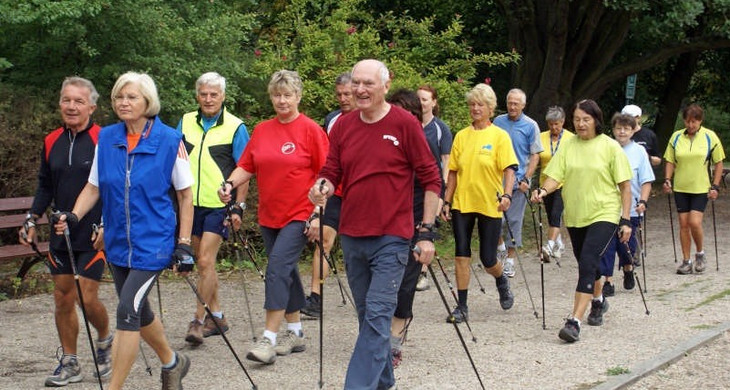 Seniorengruppe beim Walking-Training