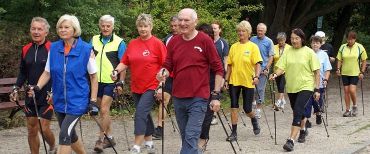 Seniorengruppe beim Walking-Training