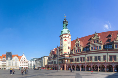 Weitwinkelblick über den Markt in Leipzig mit dem Alten Rathaus und ganz hinten Bürger- und Handelshäuser