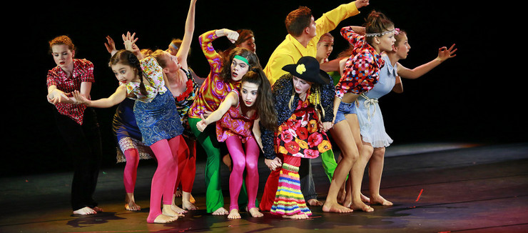 Kinder der Juniorcompany des Leipziger Tanztheaters auf einer Bühne