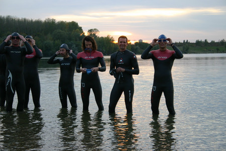 Menschen in Schwimmanzügen beim Triathlontraining am Kulkwitzer See