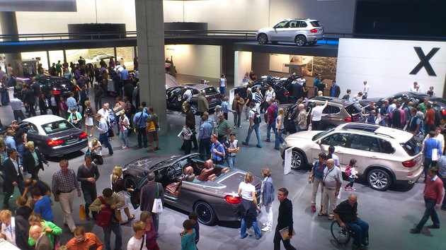 Besucher und Autos während der Internationalen Automobilausstellung in Frankfurt