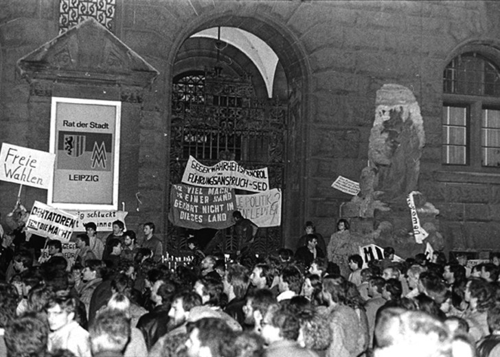 Das Foto zeigt Teilnehmer der Montagsdemonstration vom 30. November 1989 vor dem Leipziger Neuen Rathaus.