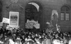 Das Foto zeigt Teilnehmer der Montagsdemonstration vom 30. November 1989 vor dem Leipziger Neuen Rathaus.