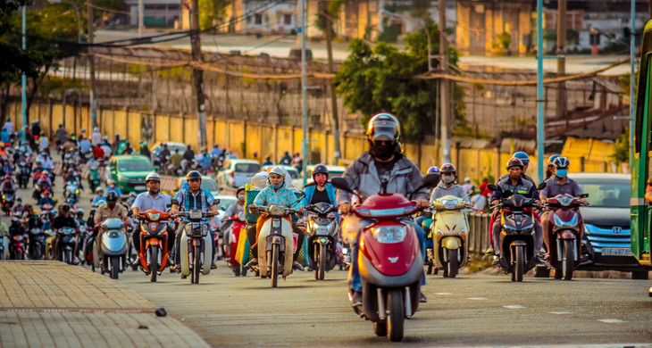 Unzählige Motorräder fahren auf einer Straße neben- und hintereinander.