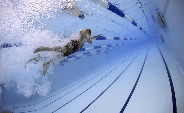 Ein Schwimmer unter Wasser im Schwimmbad