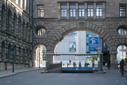 Einfahrt zum Parkhaus Burgplatz vor dem Übergang zwischen Neuem Rathaus und Stadthaus und dem Burgplatz
